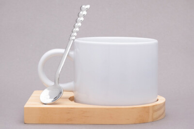 Petit Mug en Porcelaine avec Anse Colorée